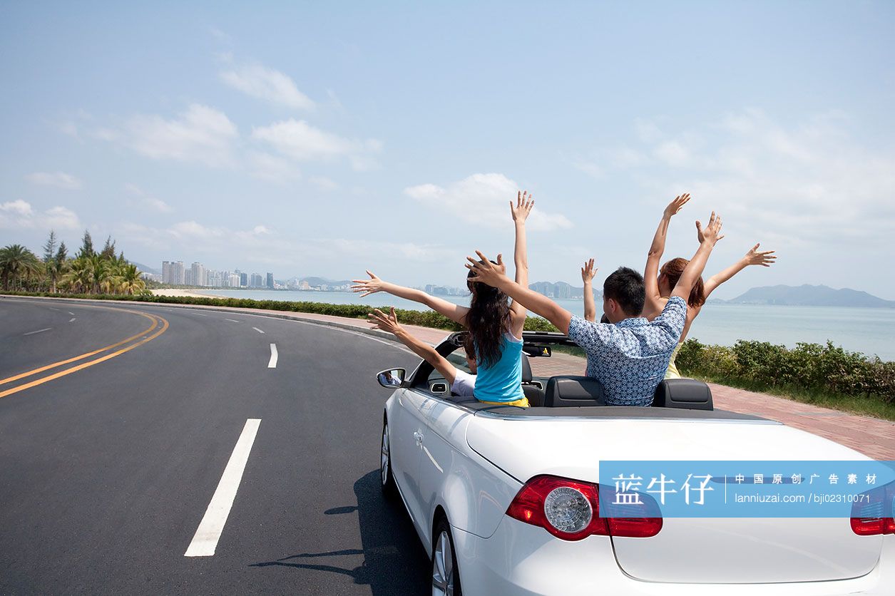 年轻人驾敞篷车出游