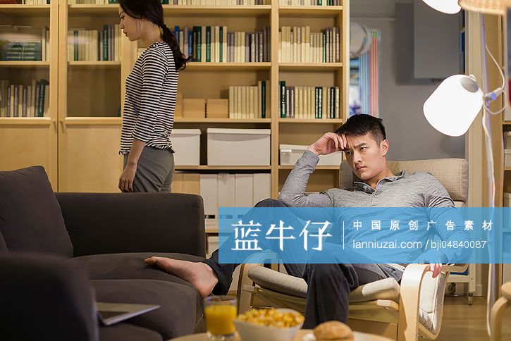 生气的年轻情侣不理睬对方-蓝牛仔影像-中国原创广告影像素材
