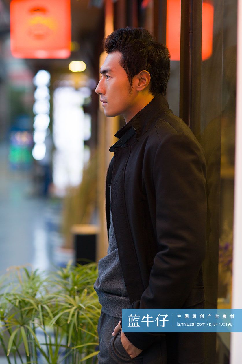 年轻男子的侧面照