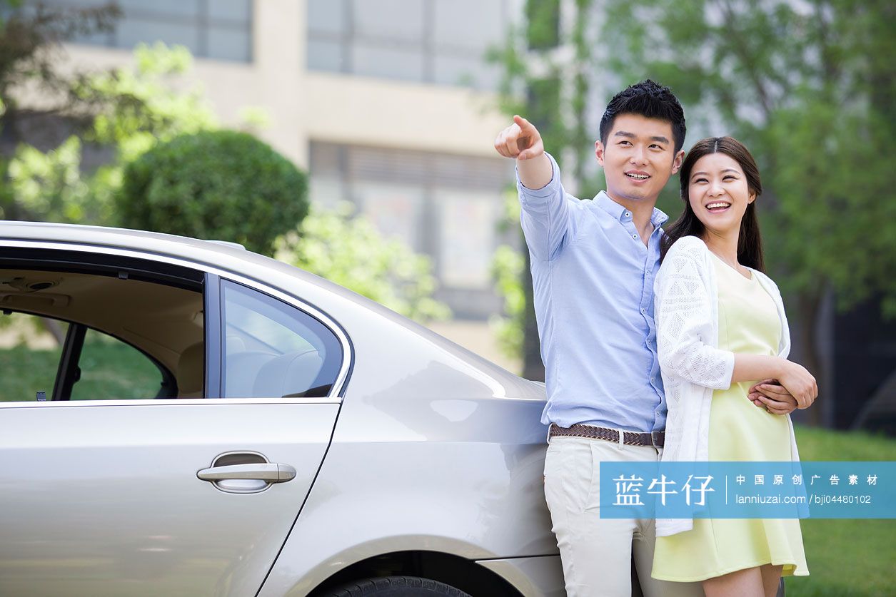 快乐的年轻情侣和汽车