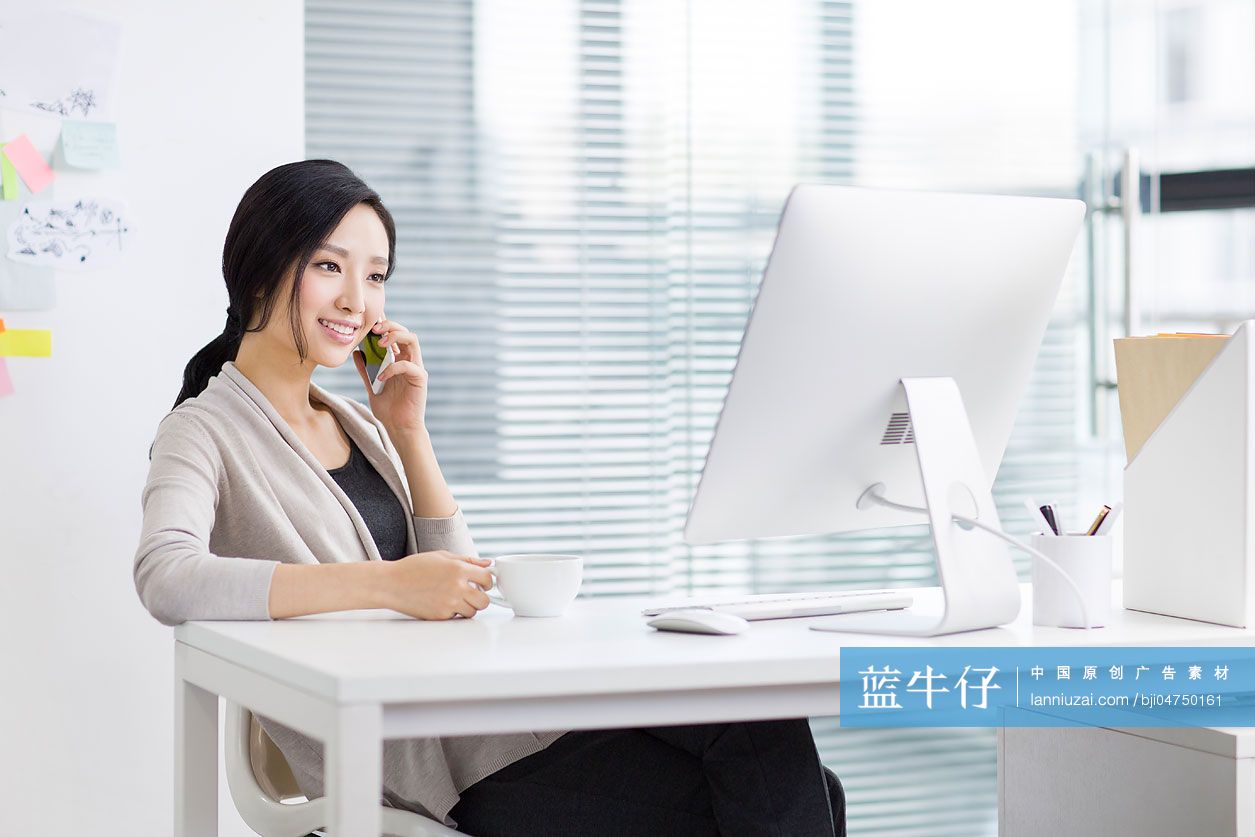 年轻女子在办公室打电话