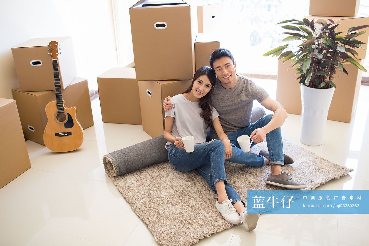 年轻夫妇搬入新家-蓝牛仔影像-中国原创广告影像素材