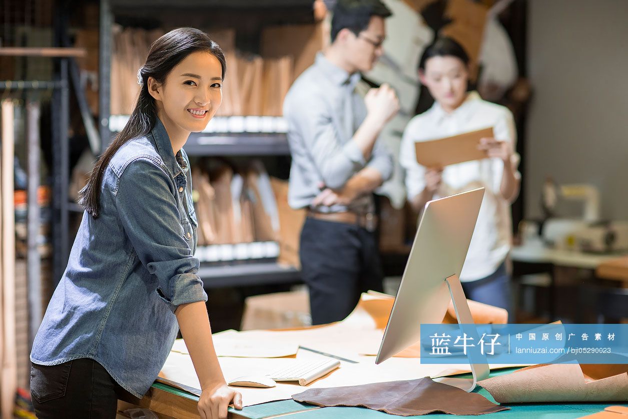 手工皮具匠人团队在工作室里工作