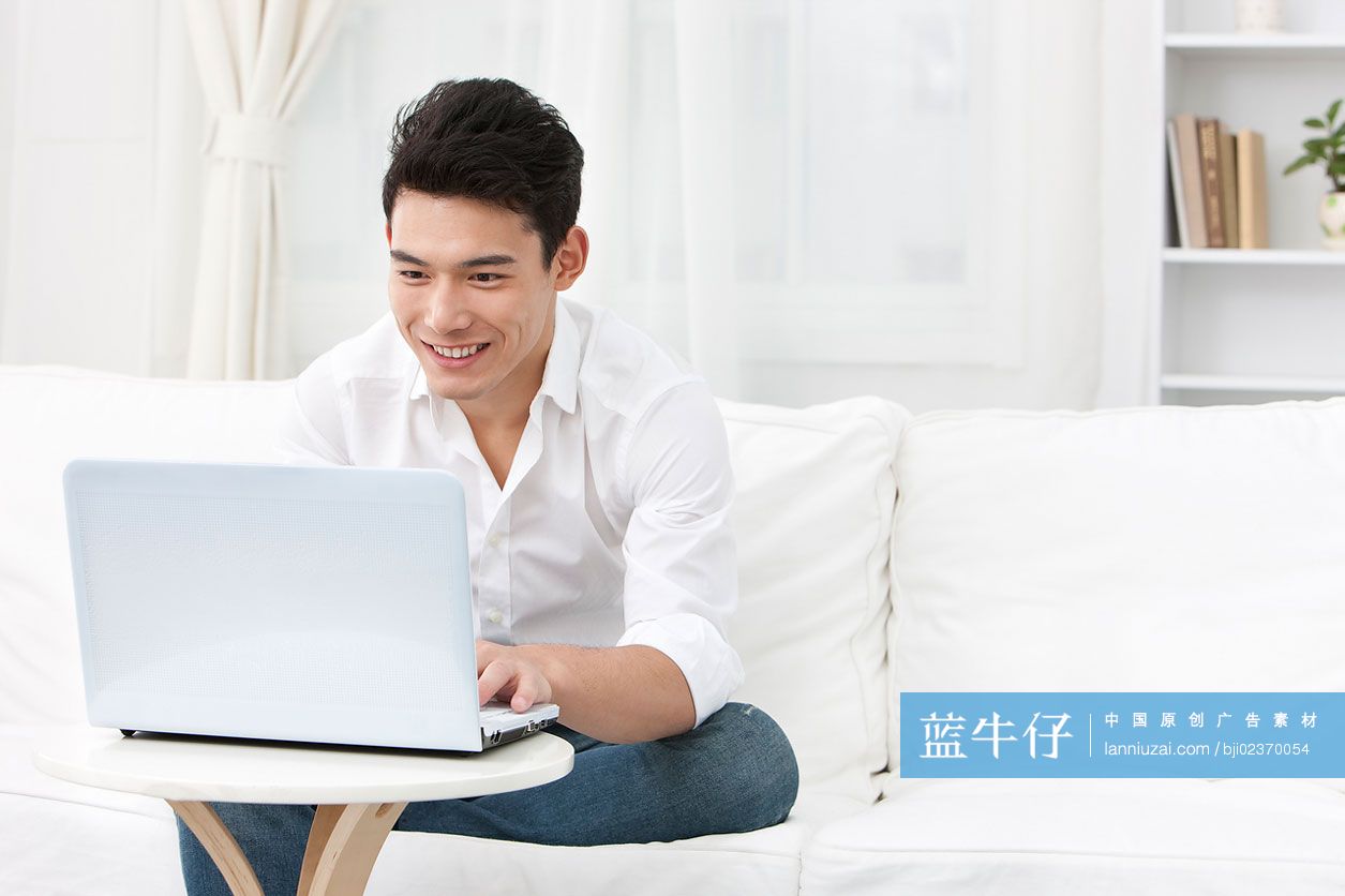 青年男子和笔记本电脑