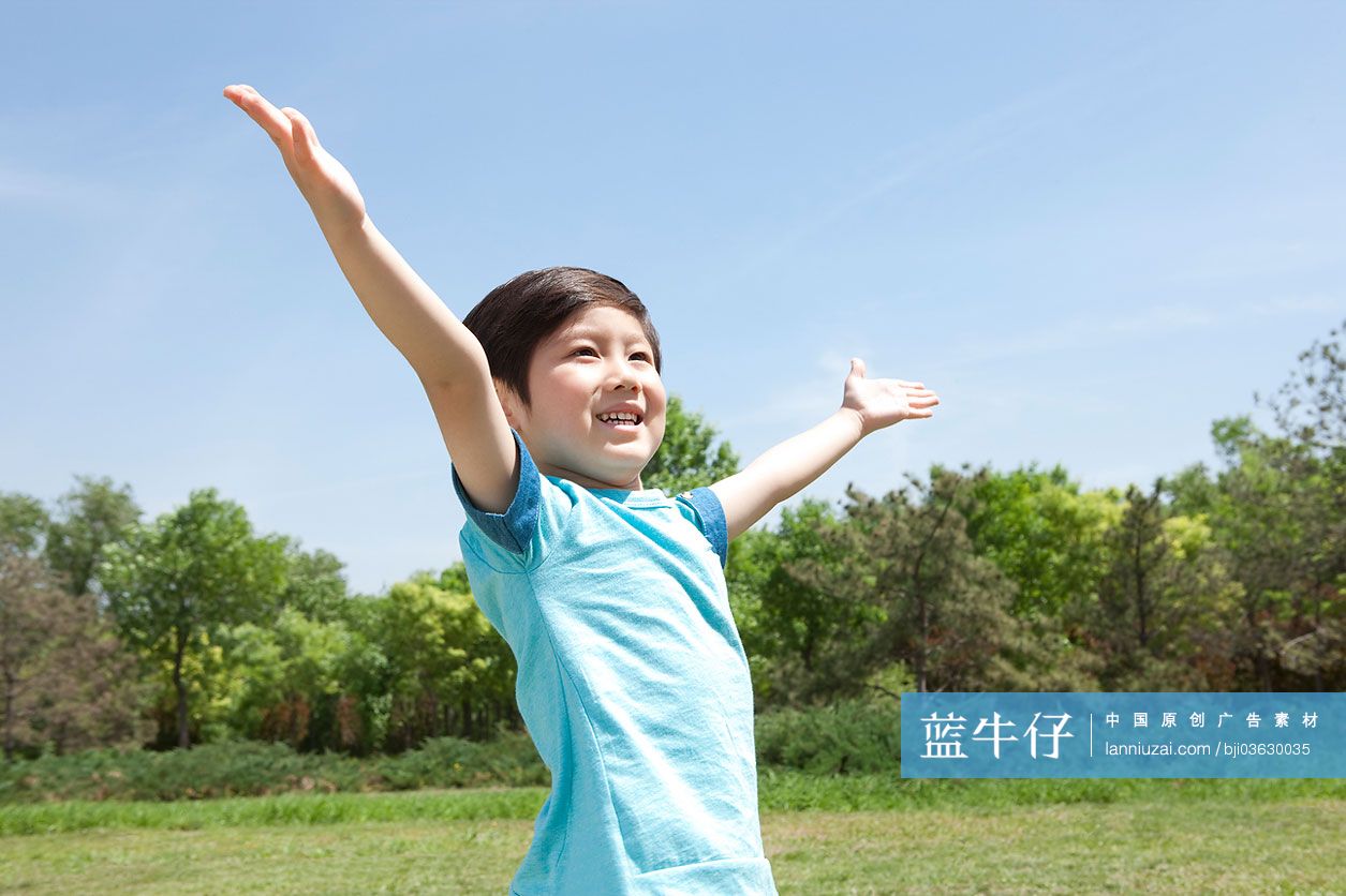 快乐小男孩张开双臂