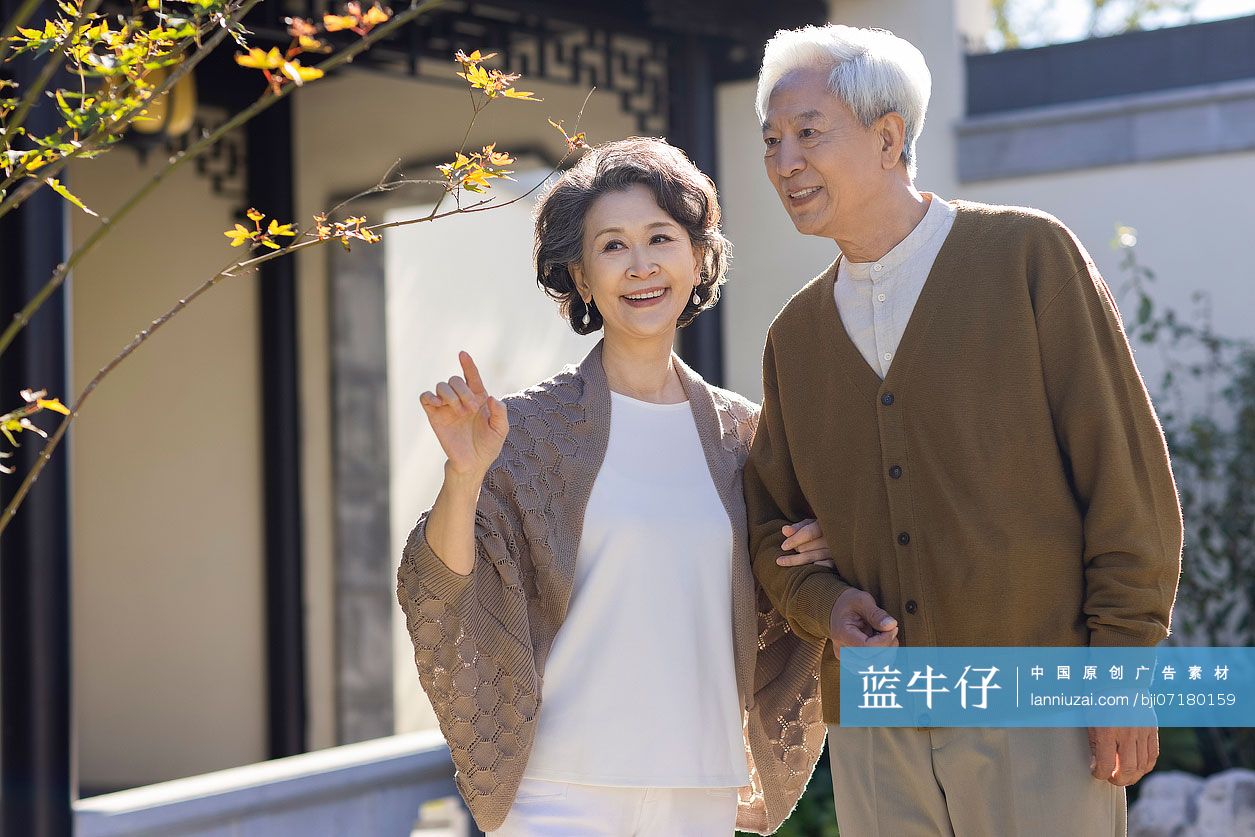 老年夫妇逛古典园林-蓝牛仔影像-中国原创广告影像素材