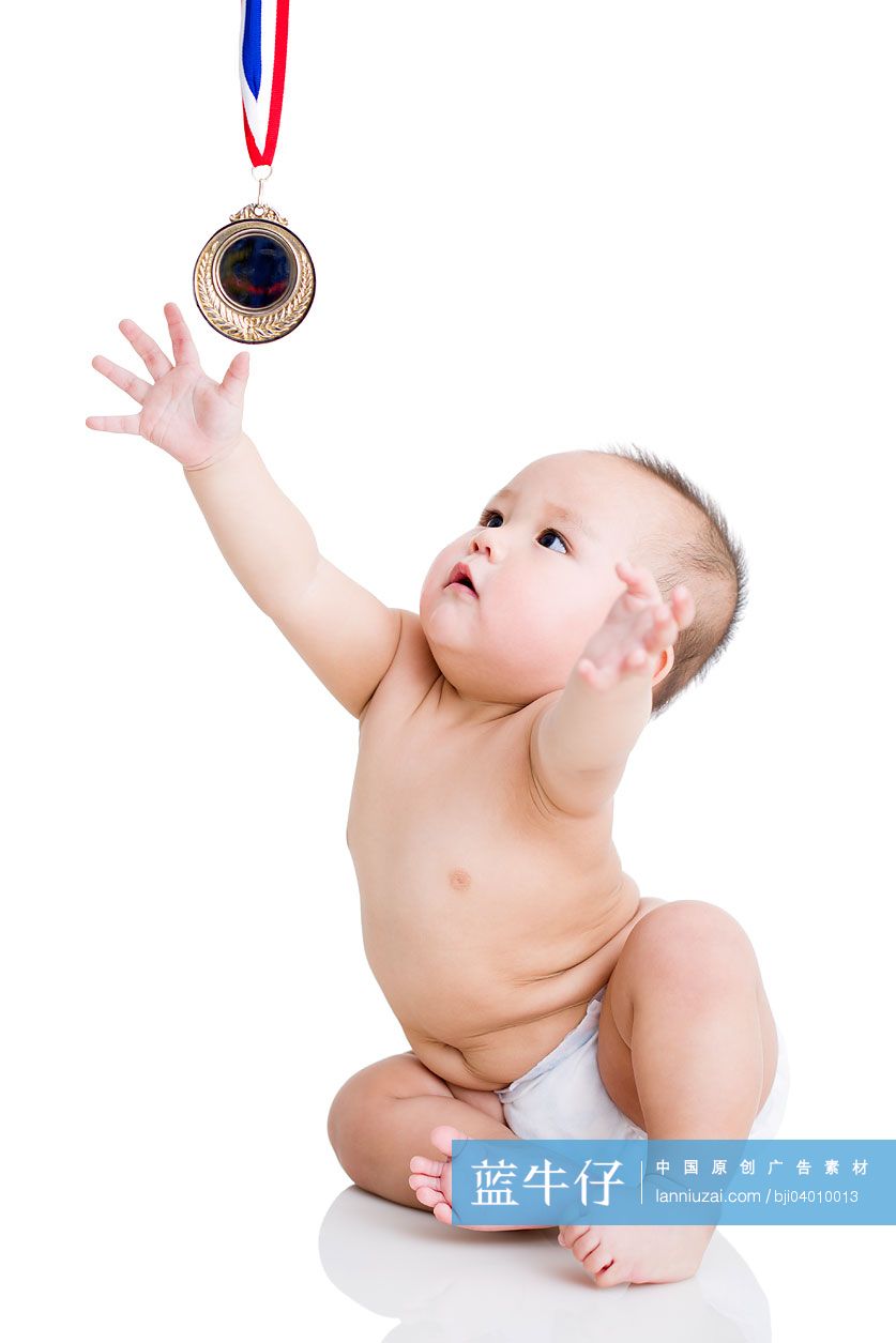 可爱的男婴和奖牌