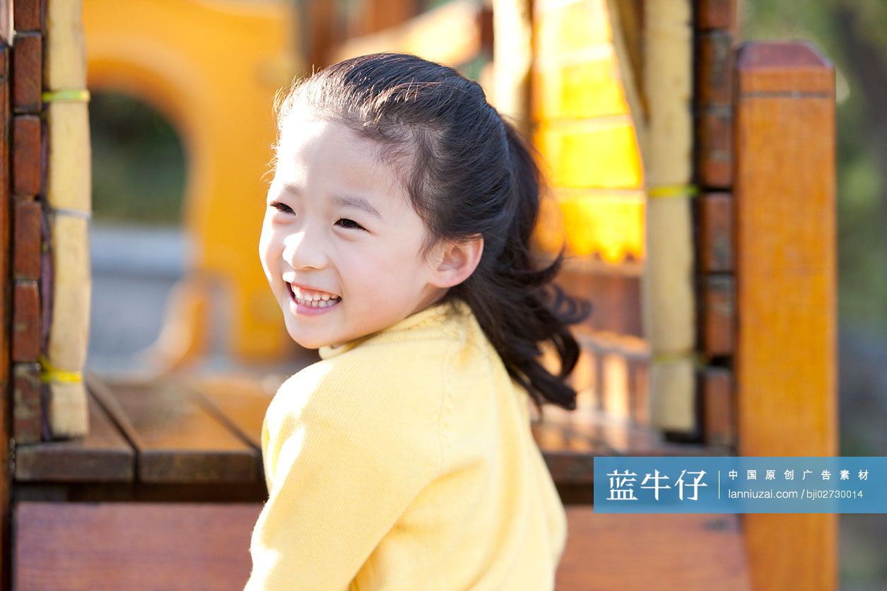 儿童在公园玩耍