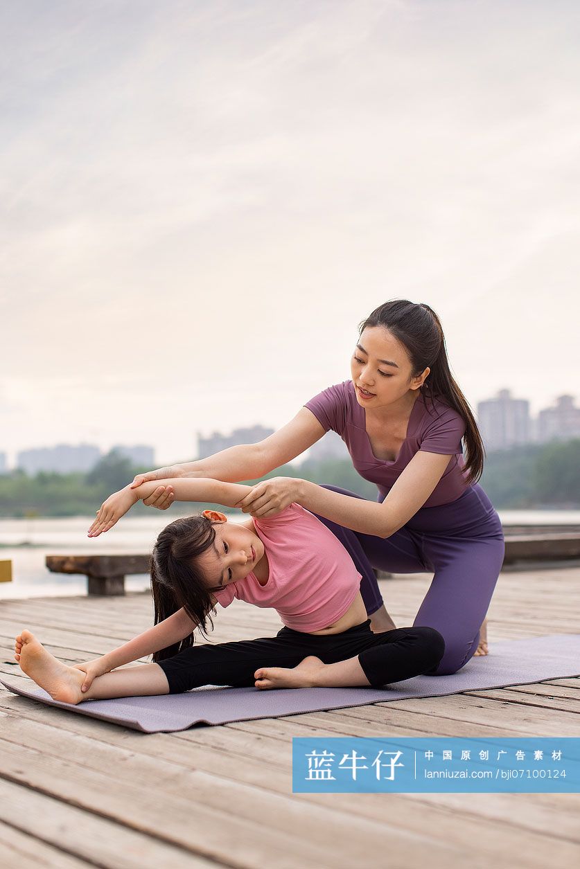 妈妈和女儿做瑜伽
