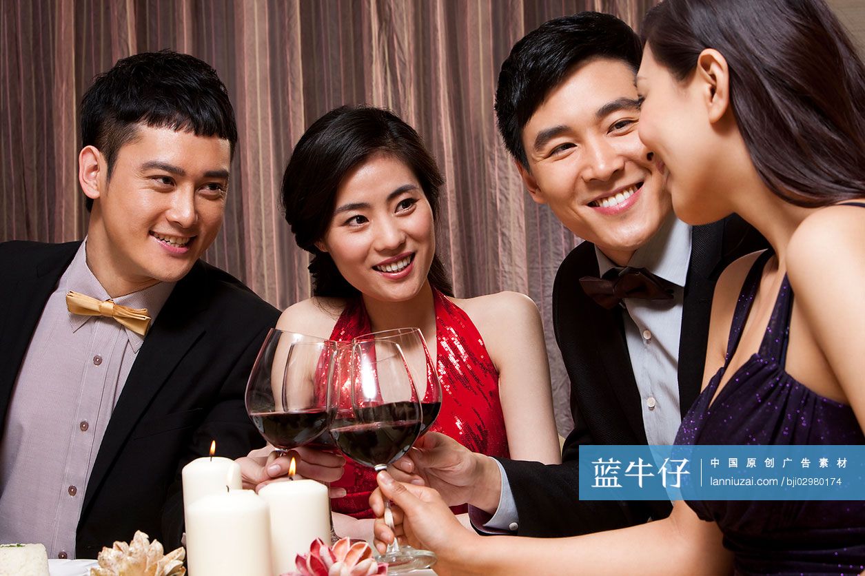 青年男女共进晚餐