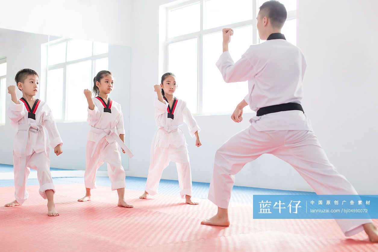 年轻教练教儿童跆拳道