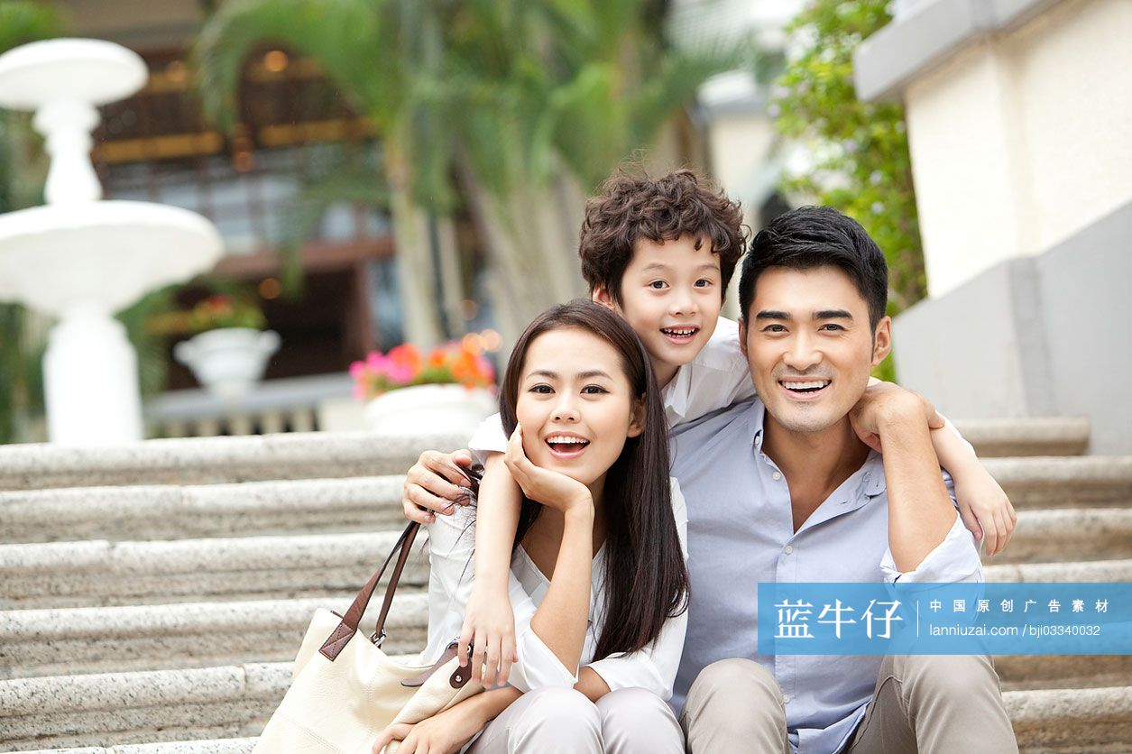 幸福家庭坐在台阶上