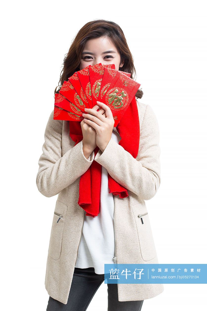 快乐的年轻女士手拿红包