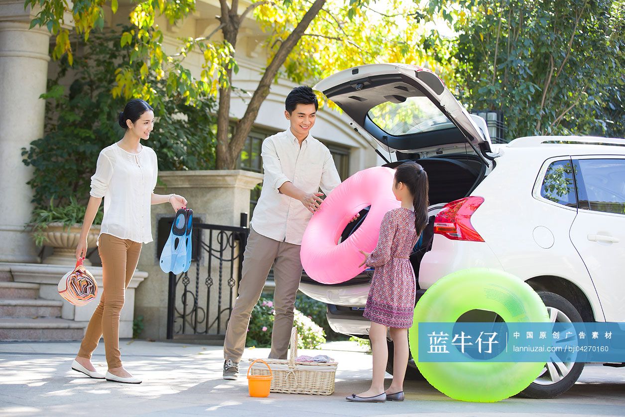 年轻家庭准备出游