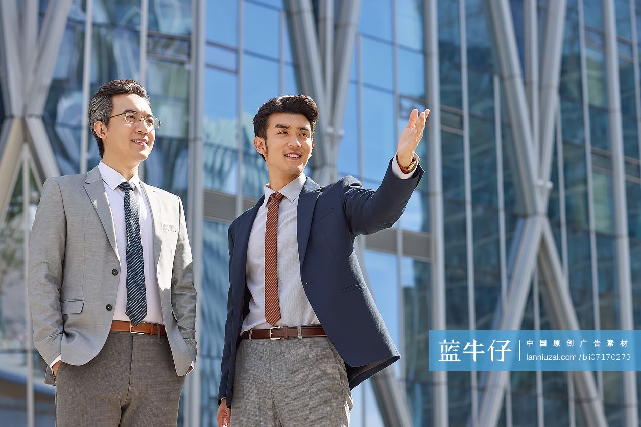 商务人士户外谈工作