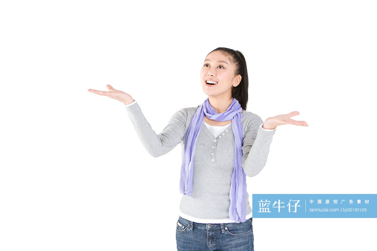 年轻女士张开双手