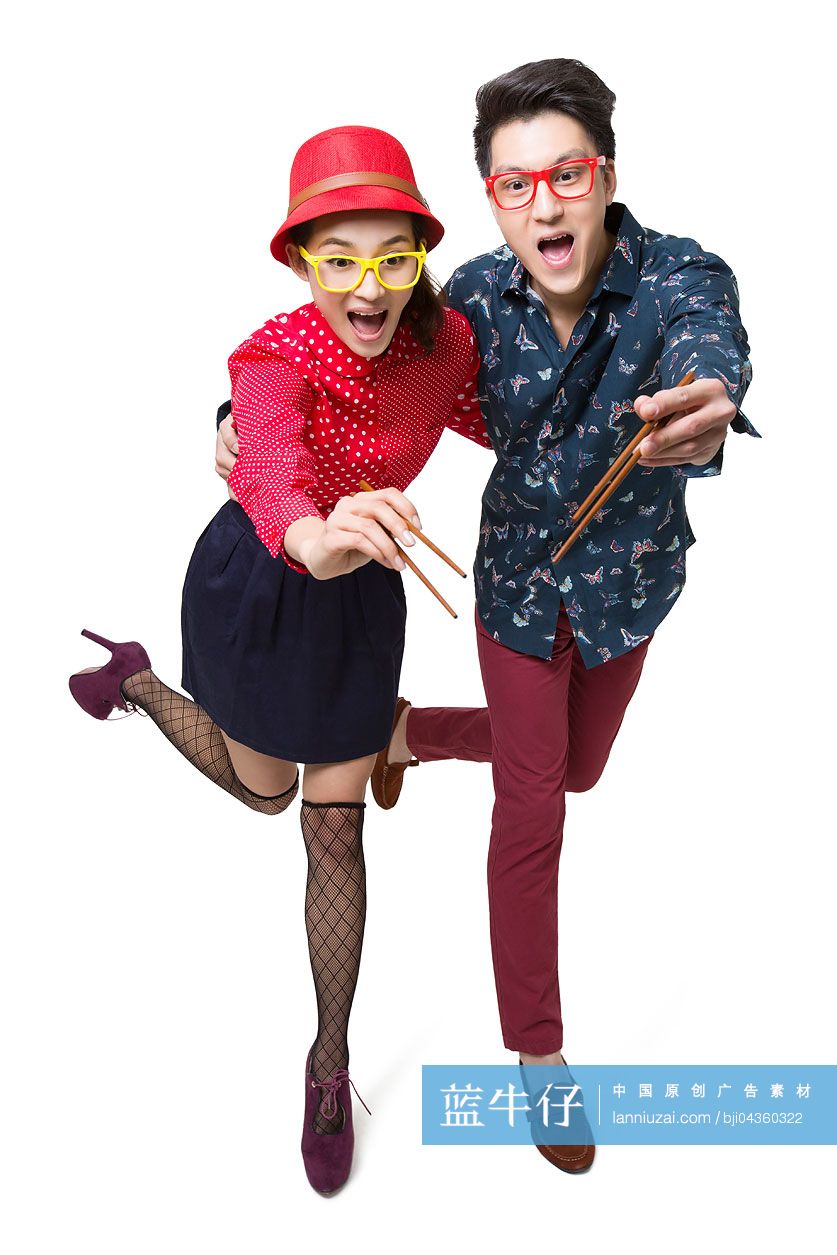 快乐的年轻情侣使用筷子夹菜