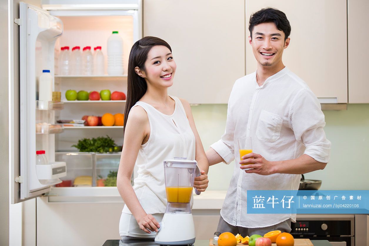 年轻女士为丈夫榨橙汁