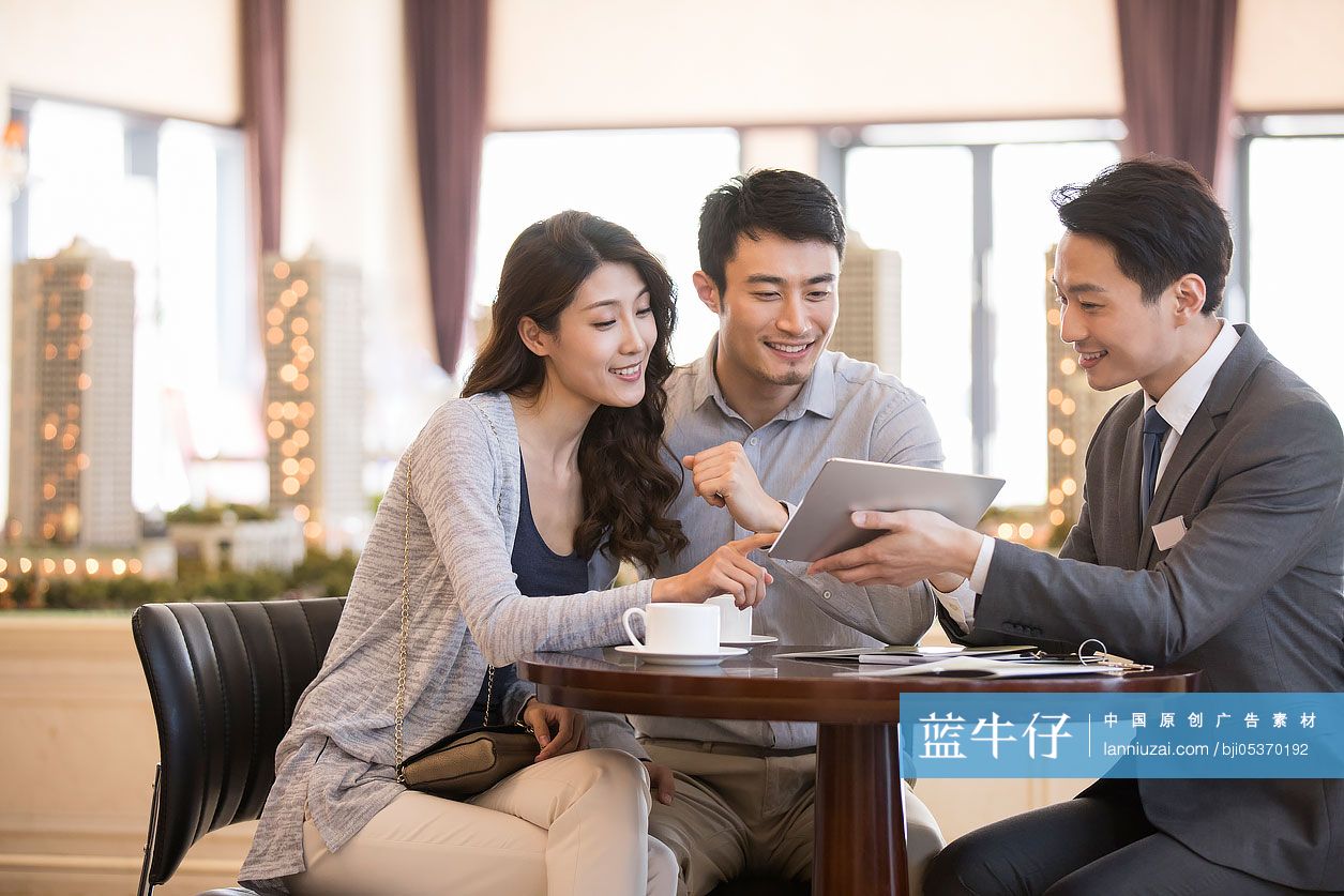 年轻夫妇在售楼处买新房