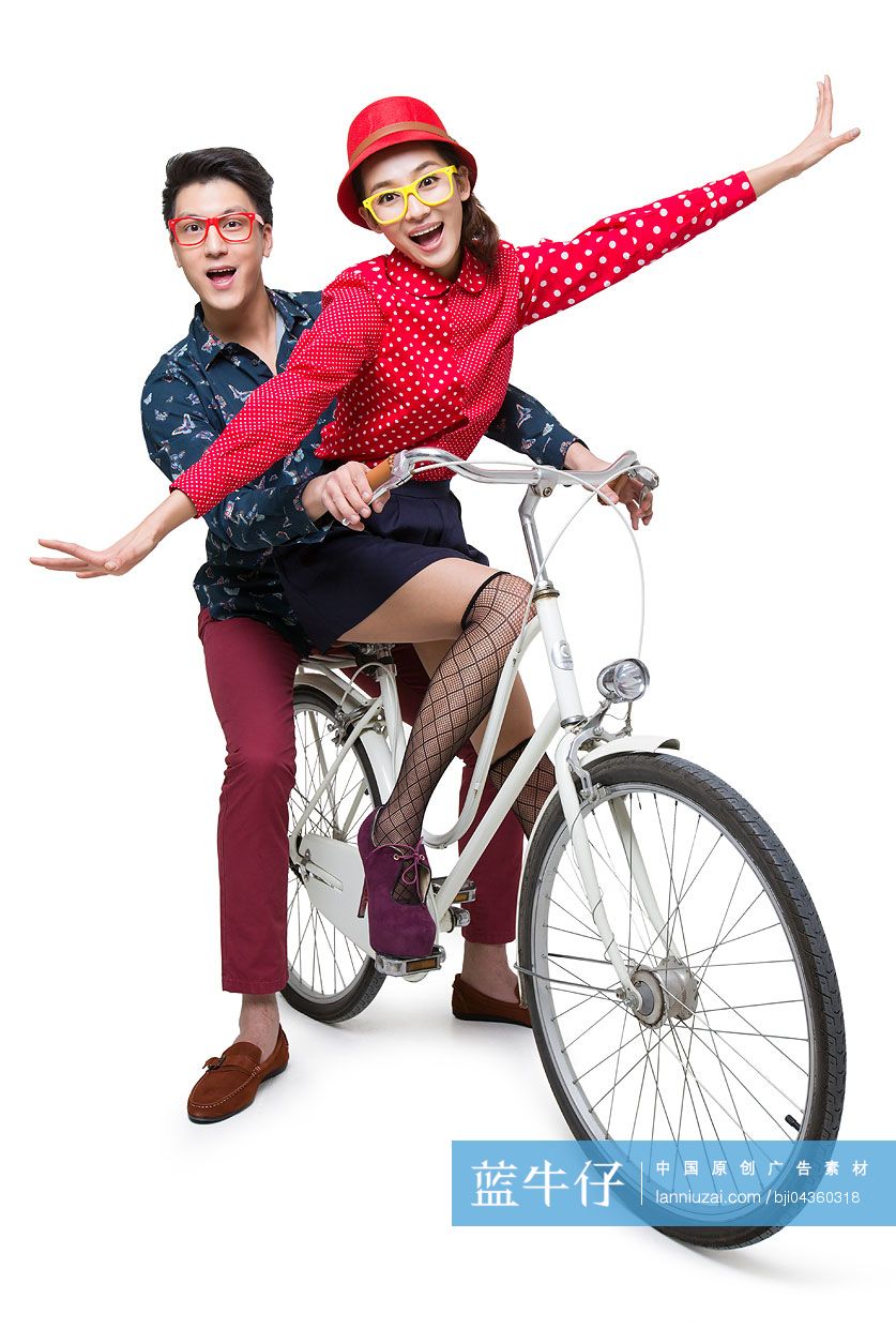 年轻情侣骑自行车