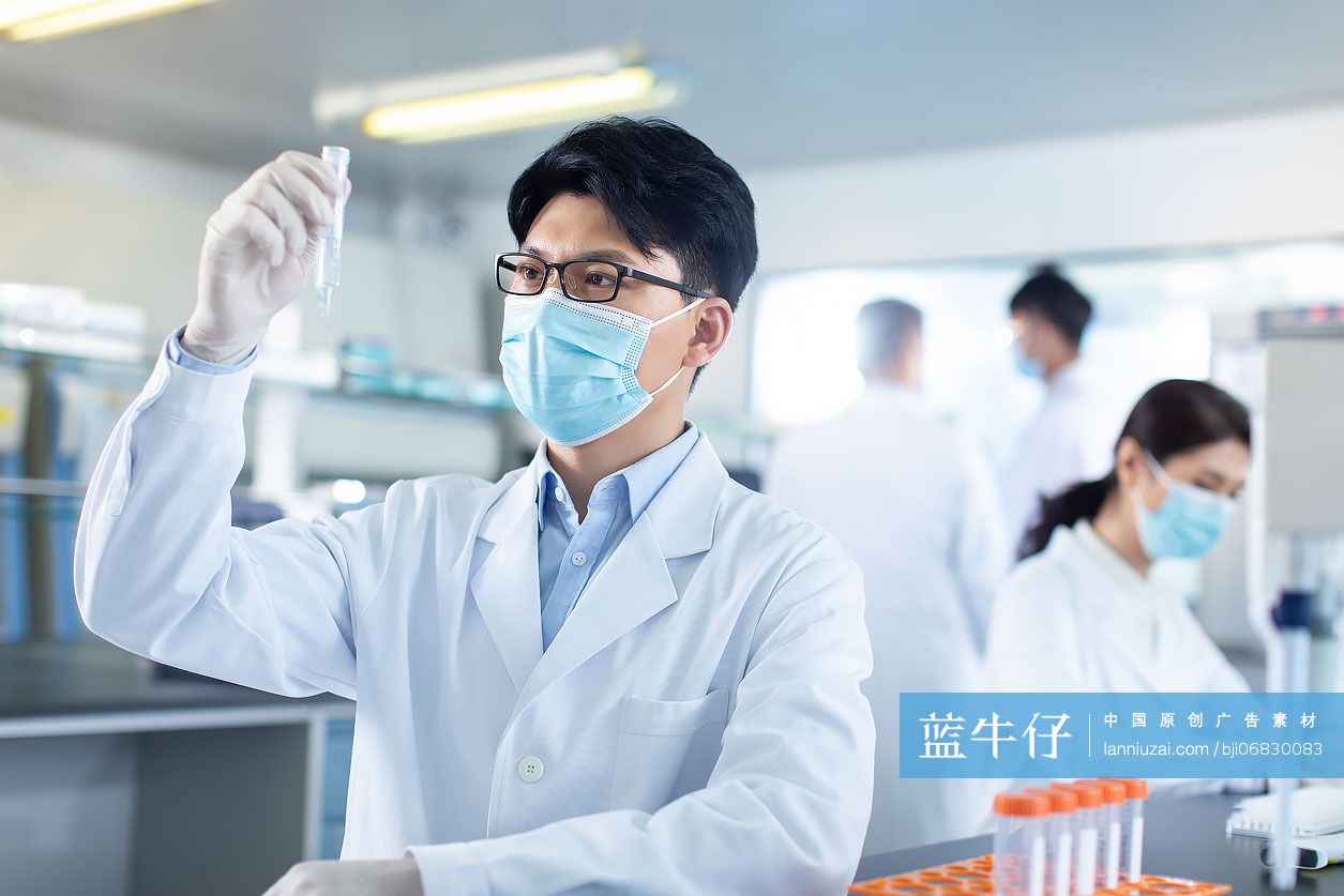 医学研究员在实验室工作