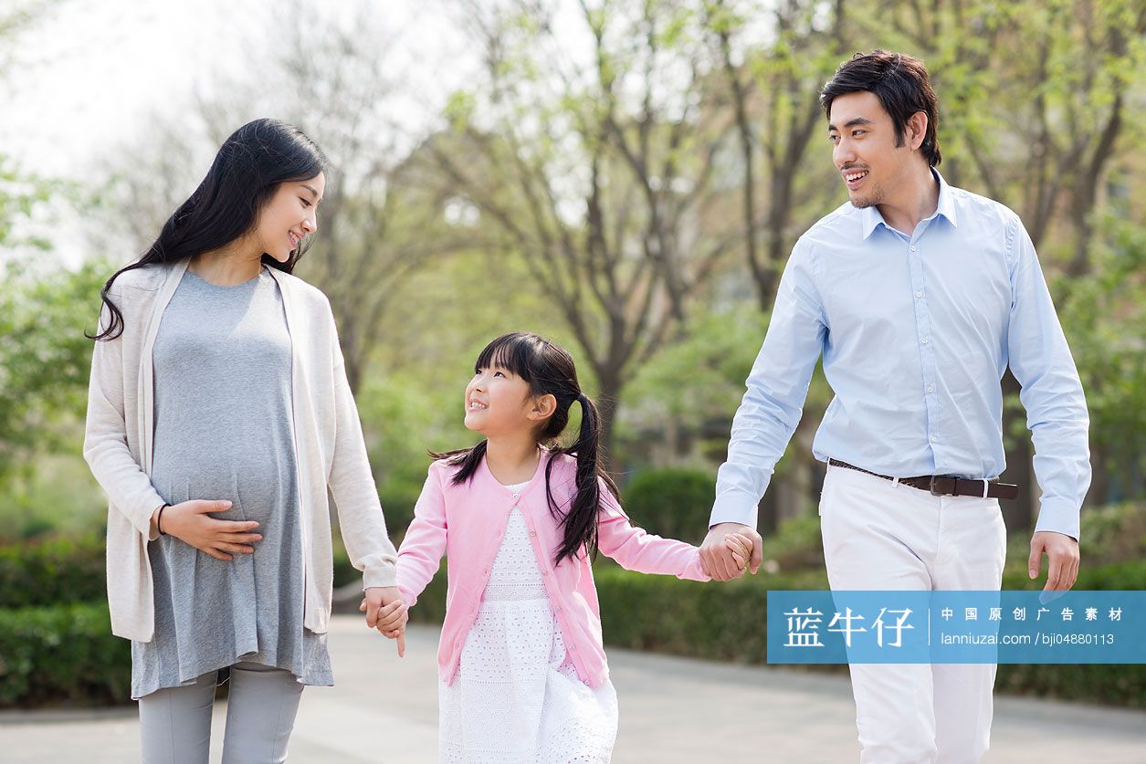 年轻三口之家手牵手走路