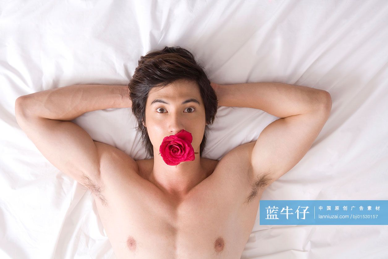叼着玫瑰的年轻男子