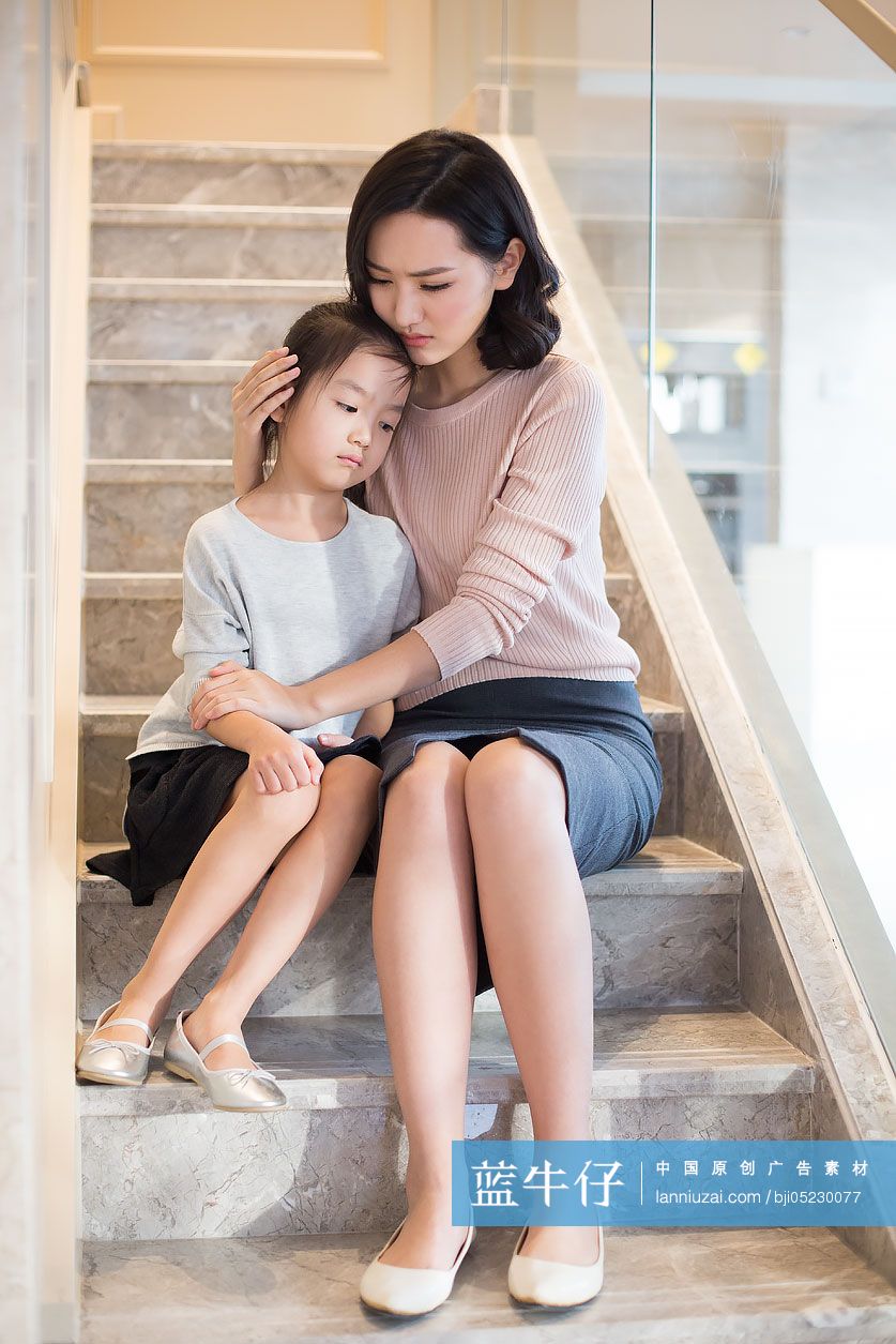 年轻妈妈在家安慰女儿