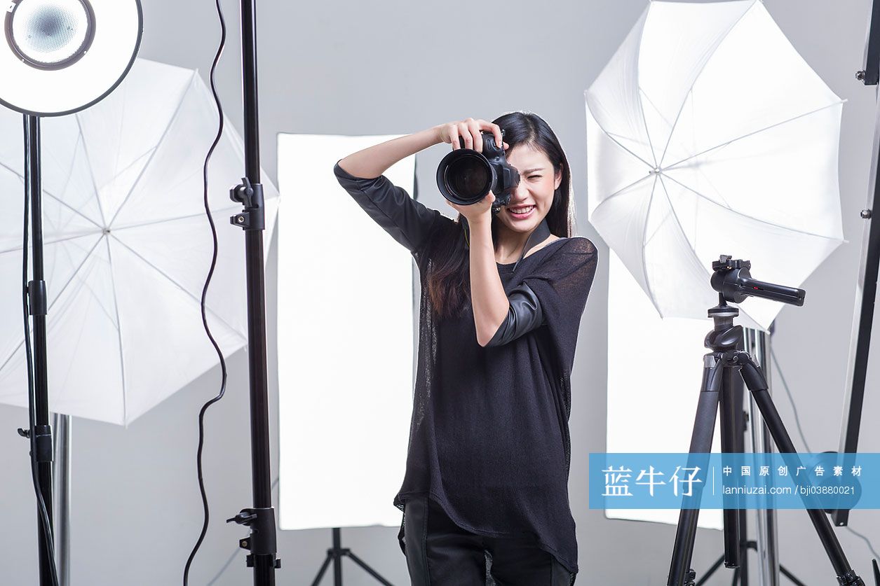 摄影师在影棚里拍照