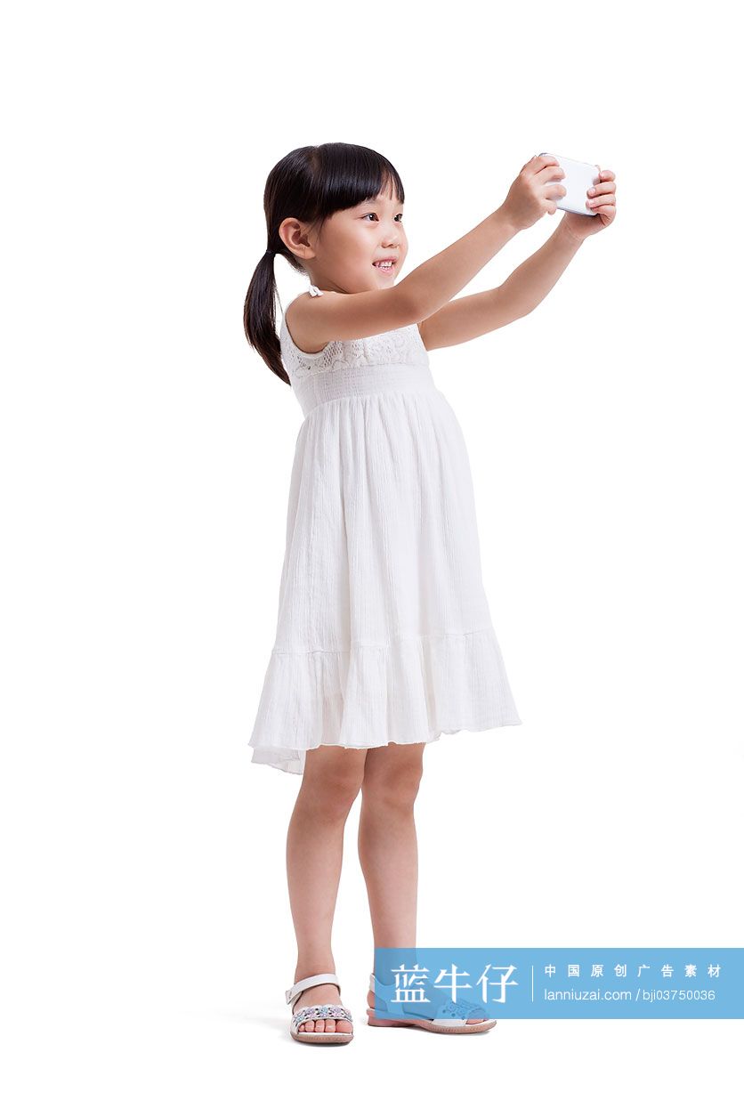 小女孩用手机拍照