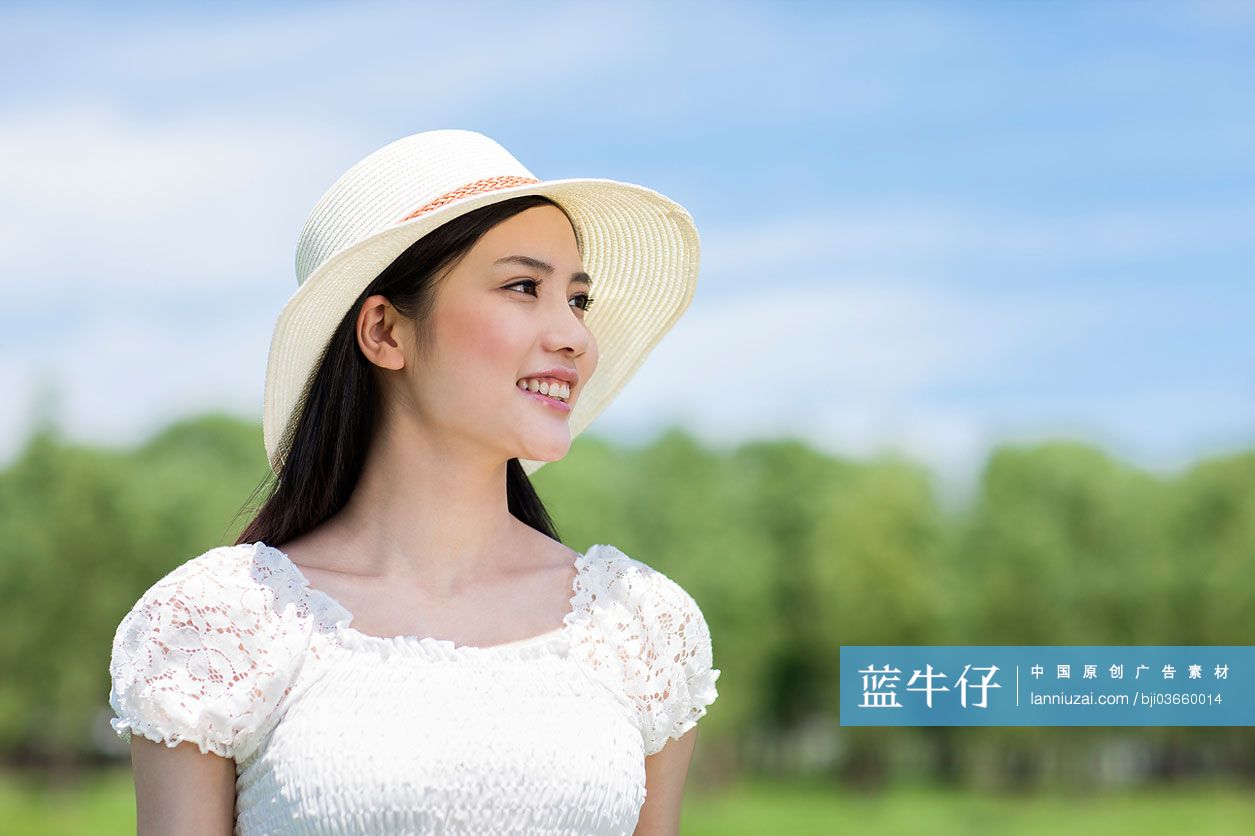 草地里的年轻女孩