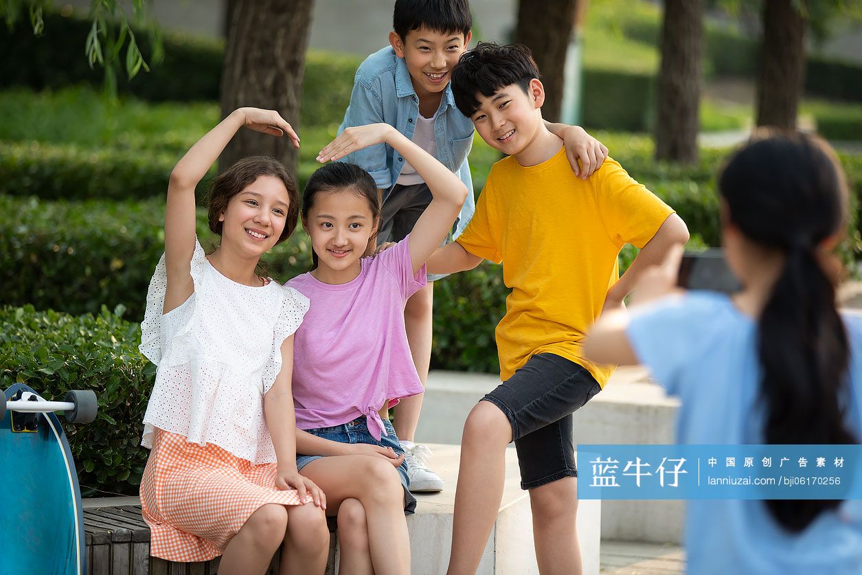 青少年在公园拍照