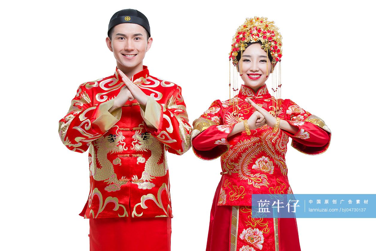 穿中式古装结婚礼服的新娘和新郎