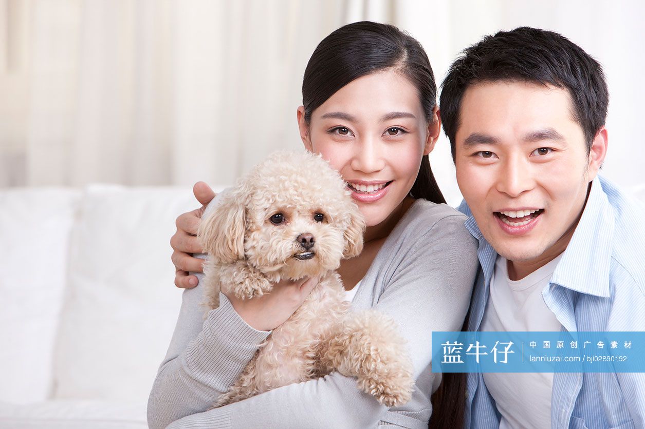 青年夫妇和泰迪狗