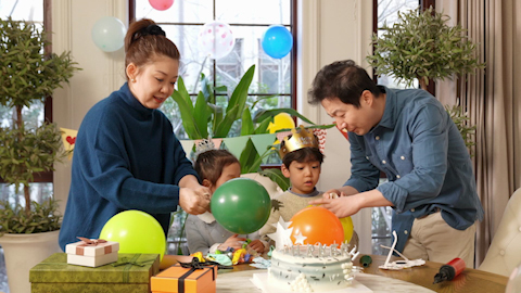 快乐家庭开生日派对