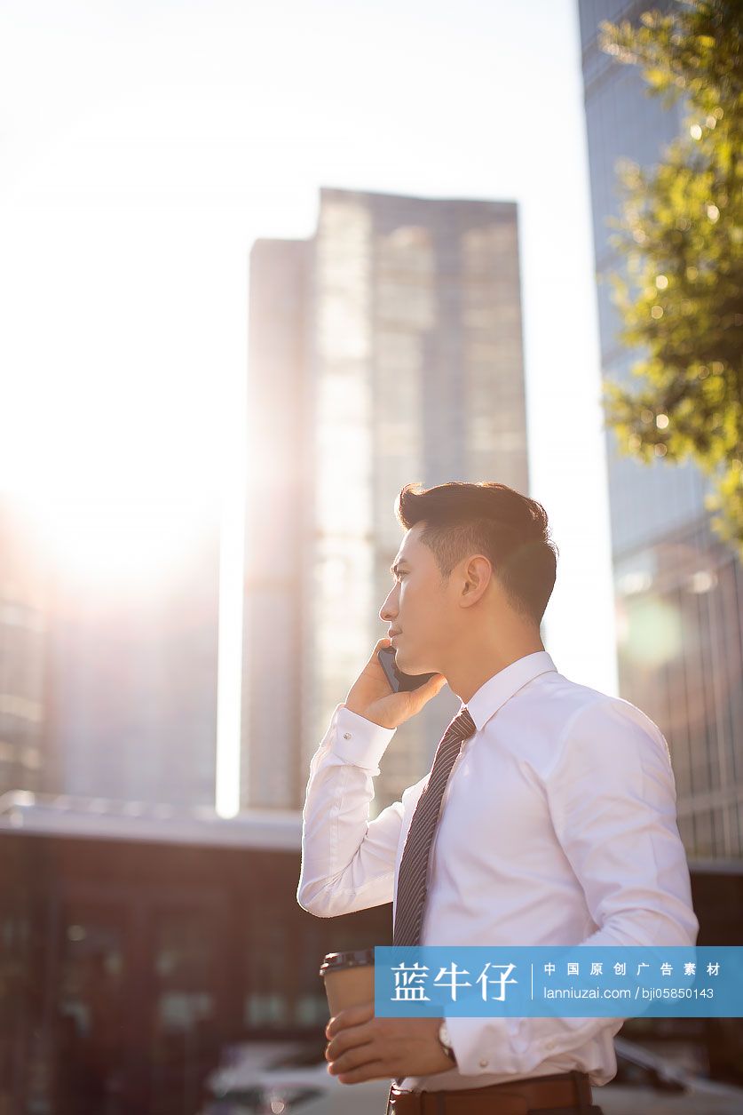 自信的年轻商务男士打电话