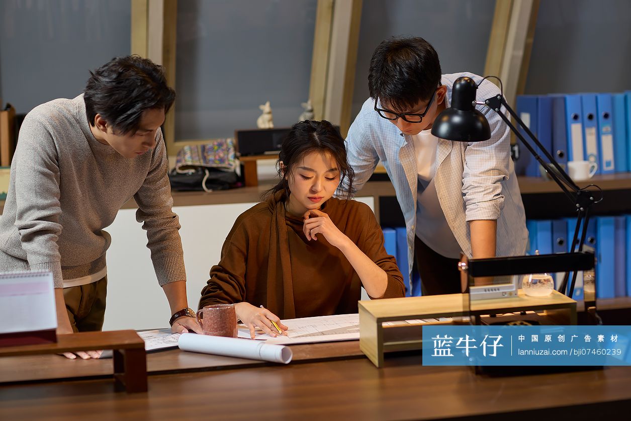 商务团队加班工作