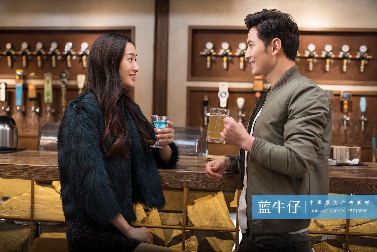 快乐的朋友们在酒吧喝酒聊天