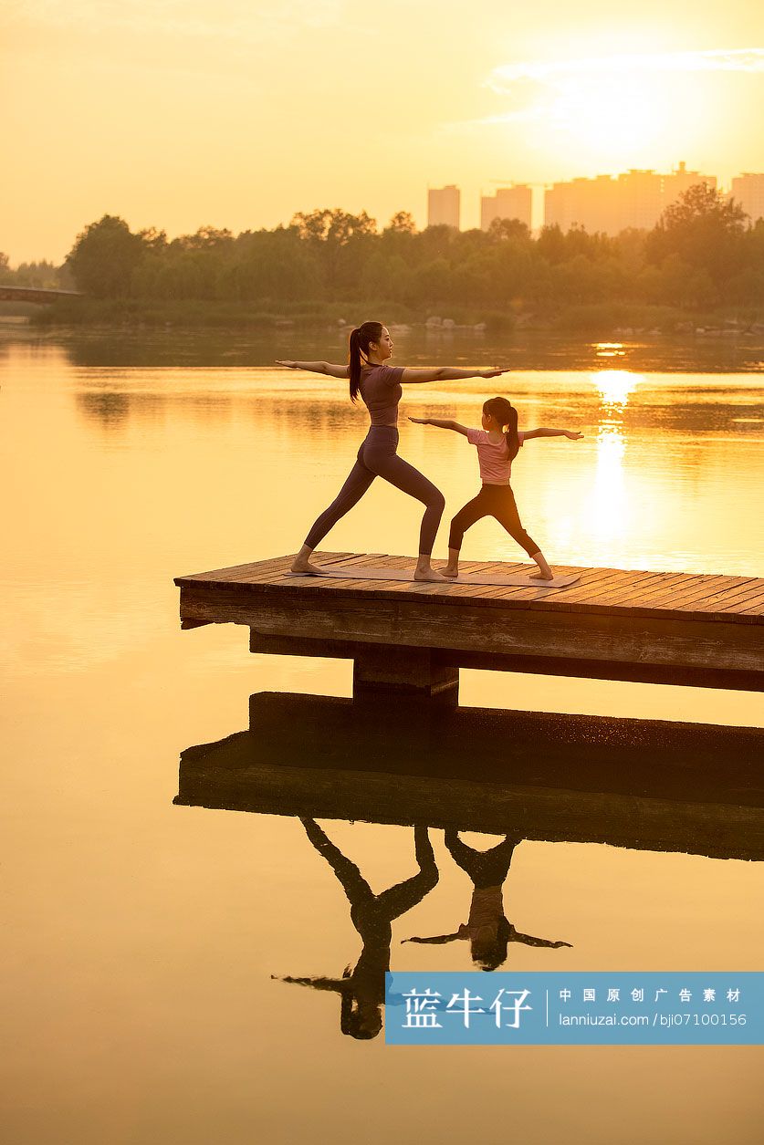 妈妈和女儿做瑜伽