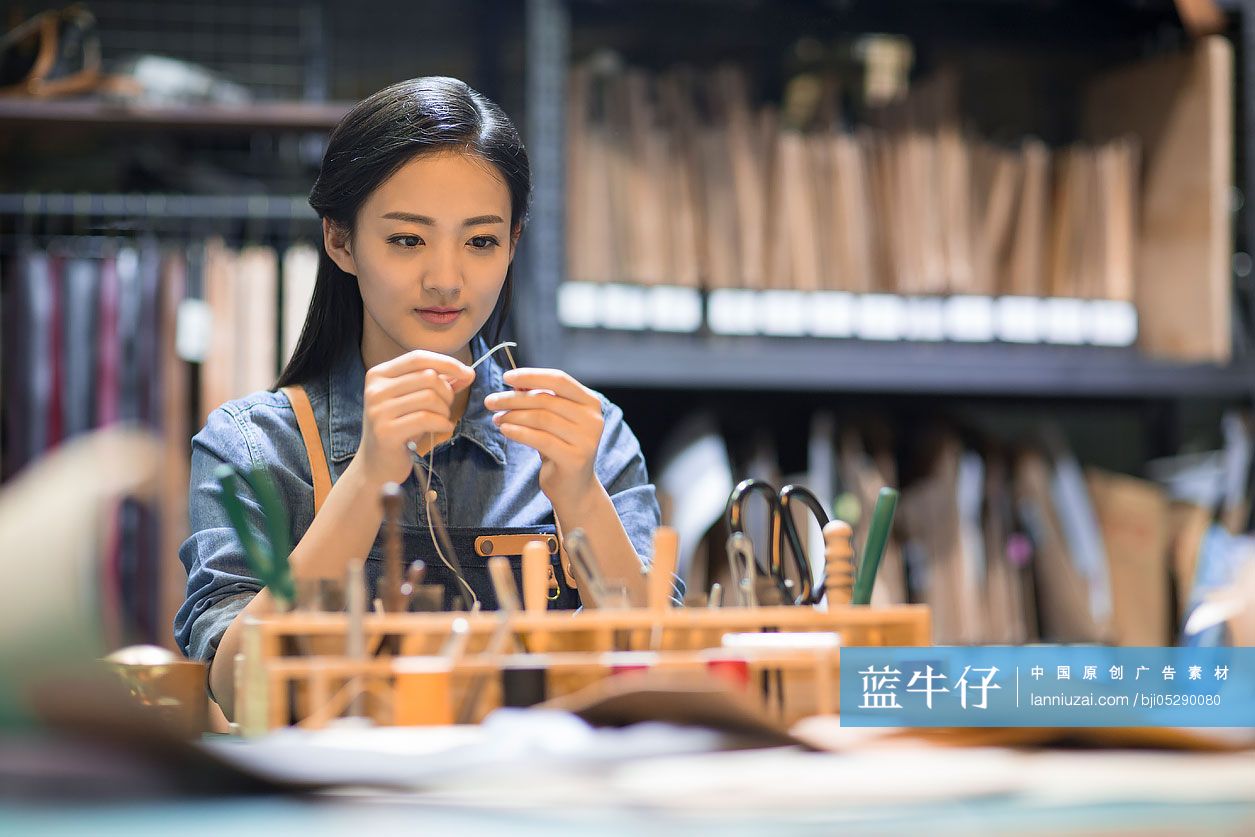 手工皮具匠人在工作室里工作