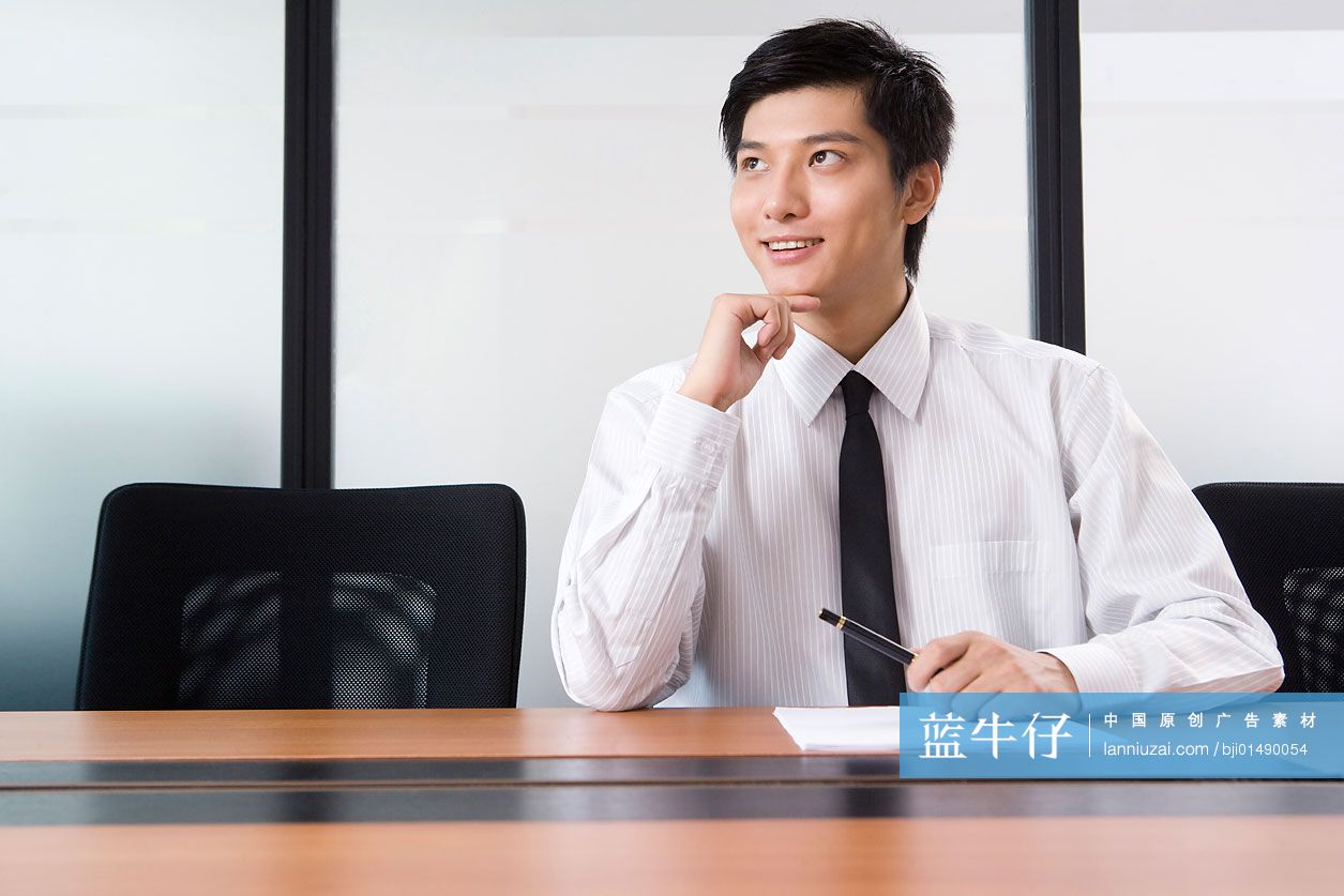 商务男士手托下巴思考