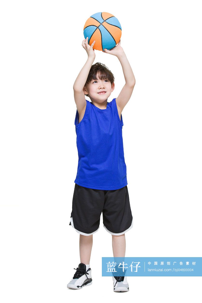 可爱的小男孩打篮球