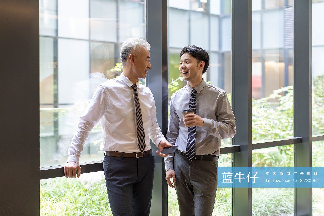 商务人士在办公楼里聊天