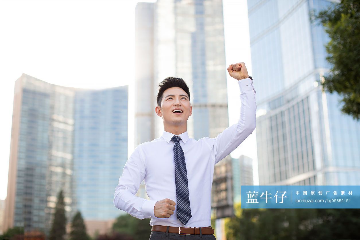 年轻商务男士振臂欢呼-蓝牛仔影像-中国原创广告影像素材