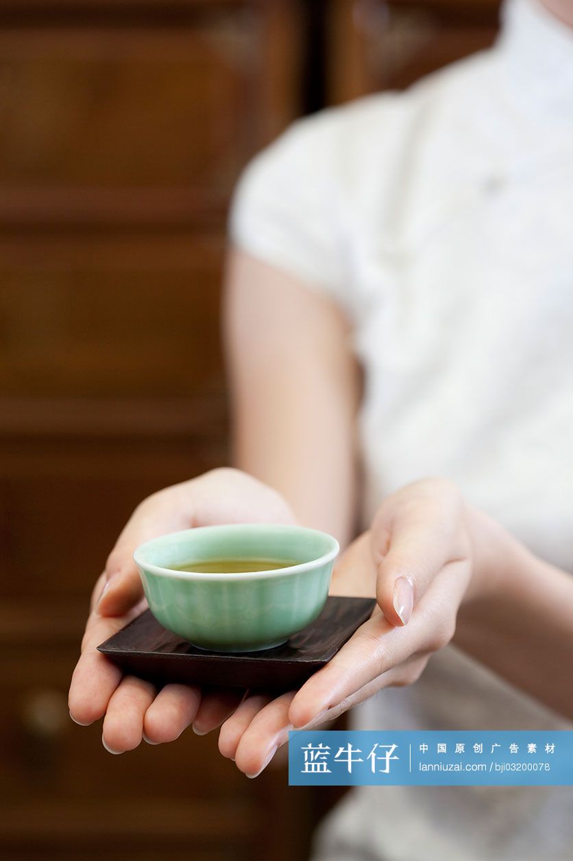 奉茶的女子