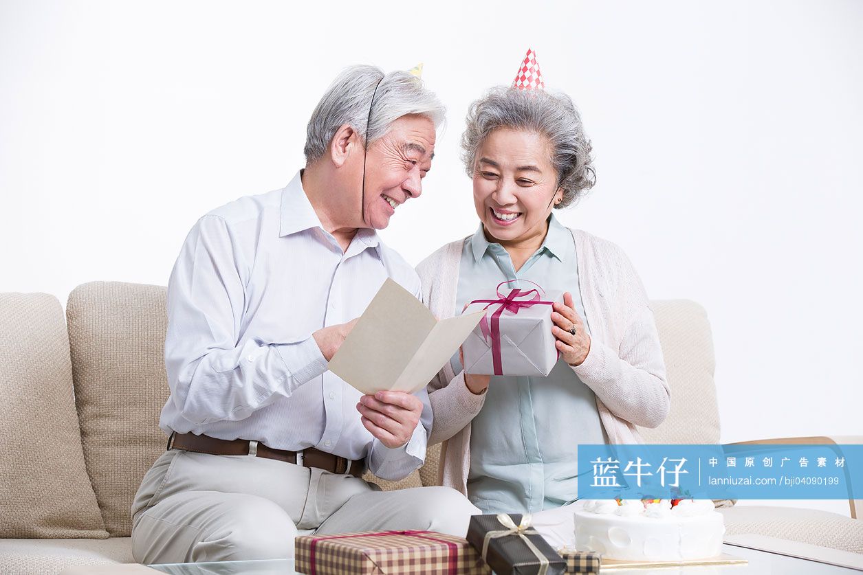重阳节遇上集体生日，这个社区的老人笑开颜_长江云 - 湖北网络广播电视台官方网站