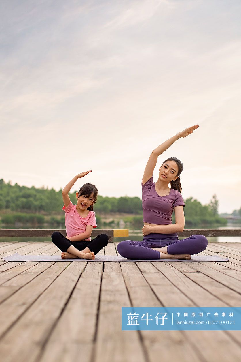 妈妈和女儿做瑜伽