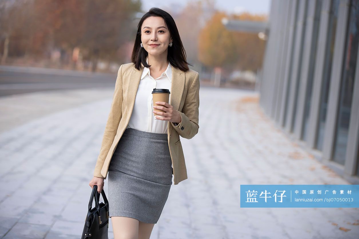 自信的商务女士去上班