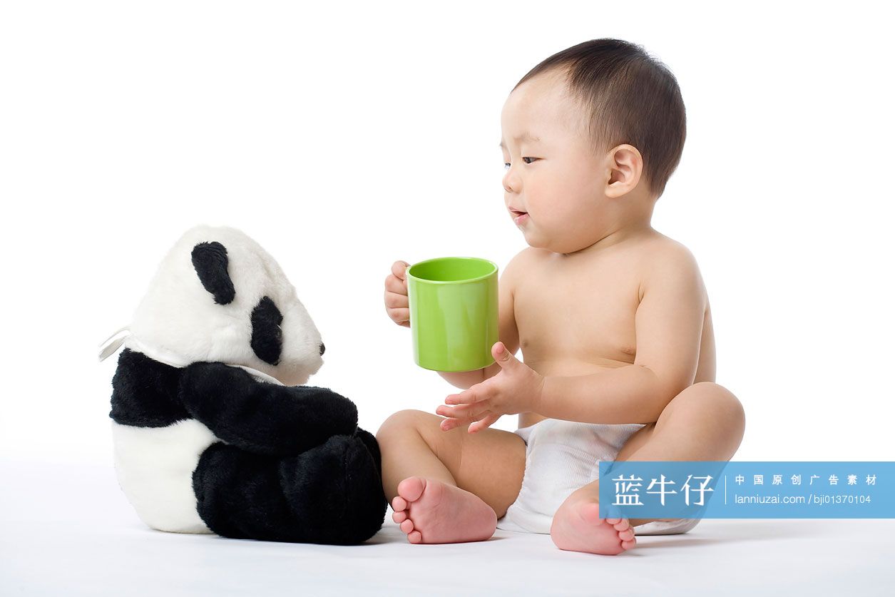 婴儿和玩具熊猫