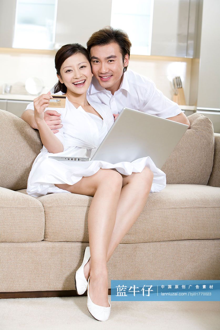 青年男女一起看镜头微笑